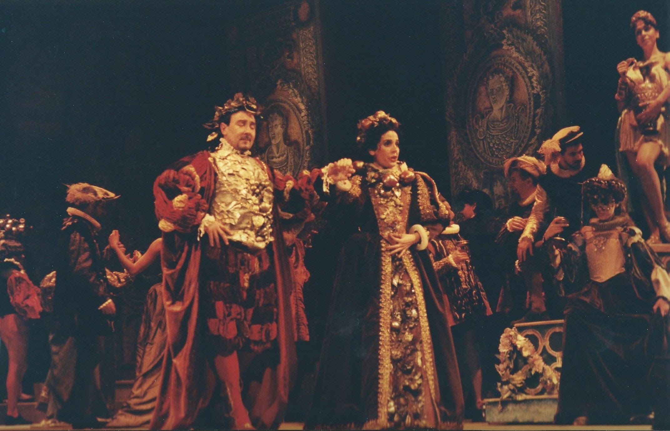 Donatella Verdecchia in una scena d'opera con altri interpreti