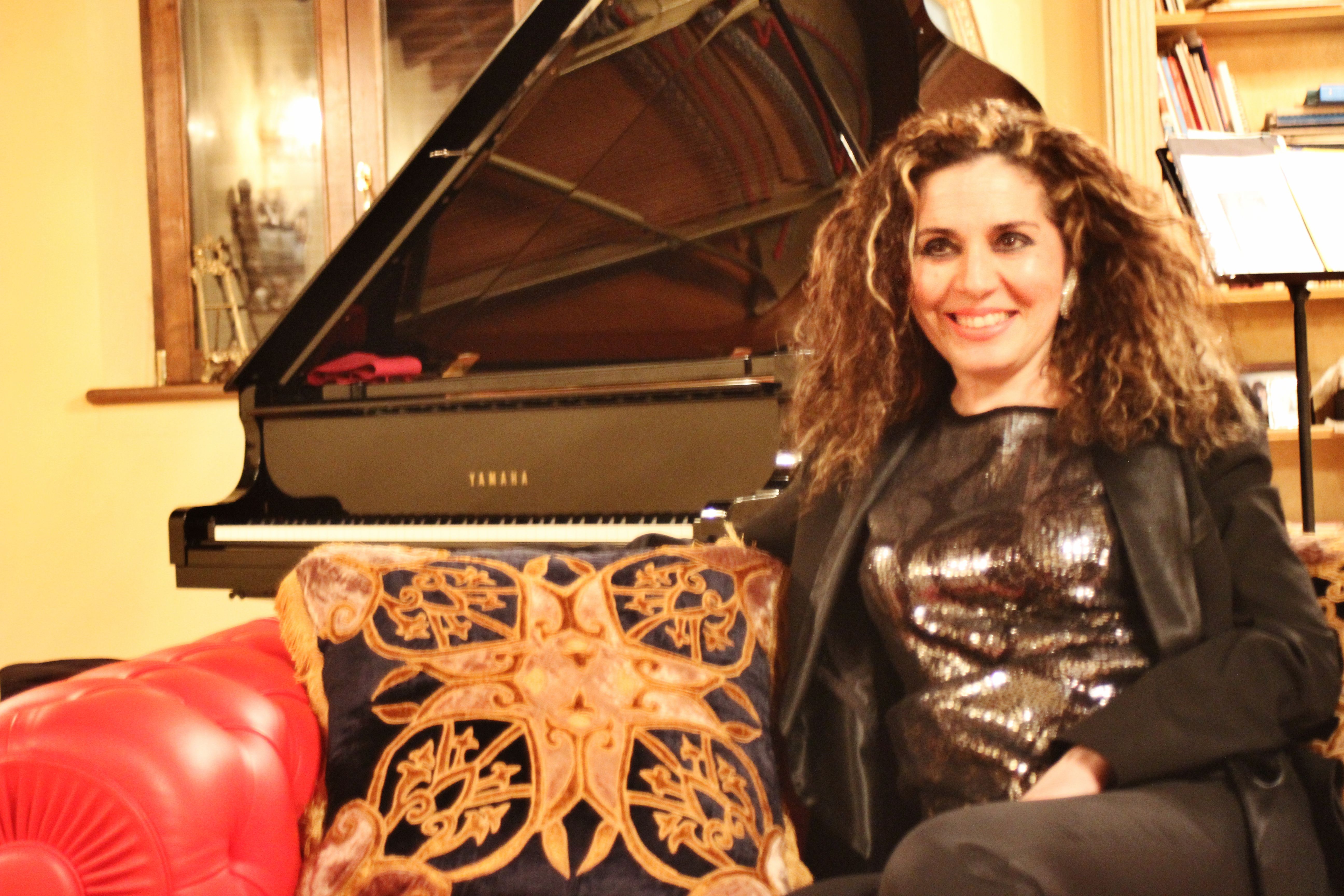 Donatella Verdecchia, soprano, accanto a un pianoforte